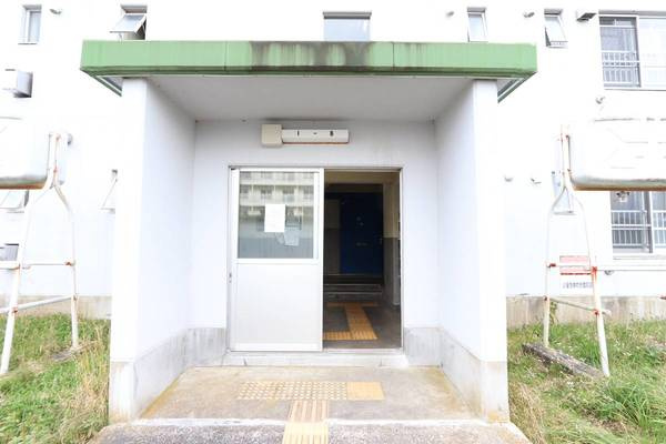 ビレッジハウス美原2号棟のエントランス