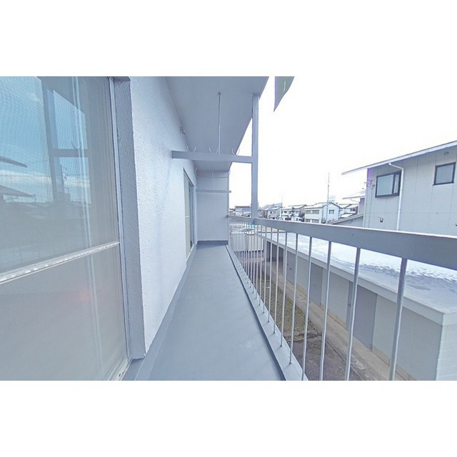 岐阜市鏡島東３丁目のアパートのバルコニー