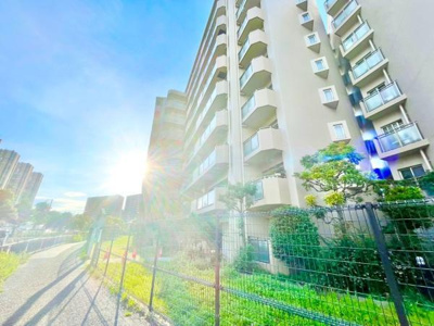 【その他】 | ヴィルメゾン上野芝 | 閑静な住宅地で子育て家族にピッタリ。毎日のお散歩も快適な緑に恵まれたエリアで、自然に包まれた穏やかな暮らしを実現するための、ゆとりある住環境が整っています。緑の潤いを感じながらホッと生活できそう。