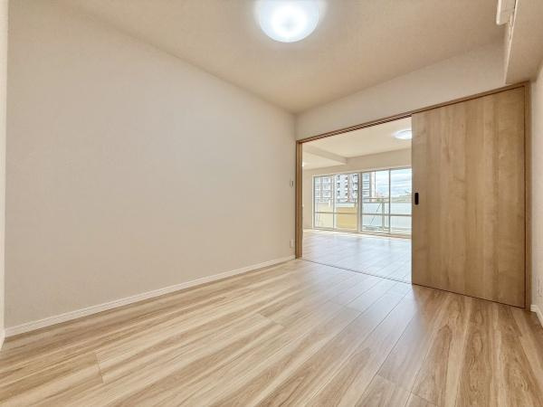 【その他】 | ヴィルメゾン上野芝 | 閑静な住宅地で子育て家族にピッタリ。毎日のお散歩も快適な緑に恵まれたエリアで、自然に包まれた穏やかな暮らしを実現するための、ゆとりある住環境が整っています。緑の潤いを感じながらホッと生活できそう。