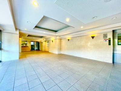 【エントランス】 | ヴィルメゾン上野芝 | 流行に左右されず、将来にわたって価値が継続する「上質」な佇まい。親しみやすさといった暮らしを豊かにしてくれる住空間です。