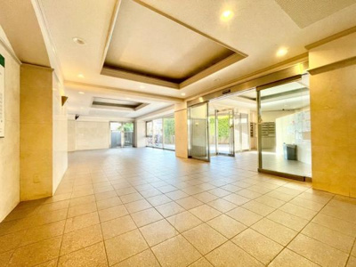 【エントランス】 | ヴィルメゾン上野芝 | オートロック等セキュリティも充実！！管理人さんも待機しております♪