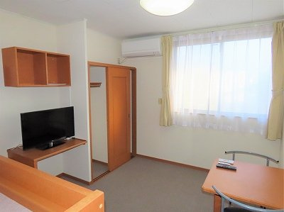レオパレス神田町の居間・リビング|カーテンやテーブル、テレビも備え付けです