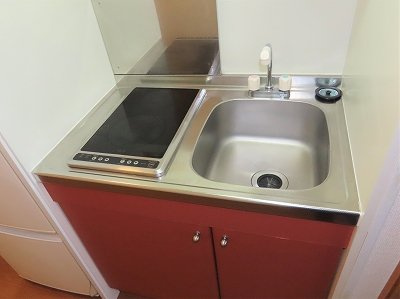 レオパレス神田町のキッチン|2口の電気コンロまたはIHコンロとなります