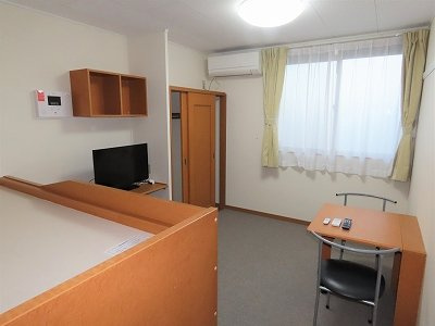 レオパレス藤の居間・リビング|カーテンやテーブル、テレビも備え付けです