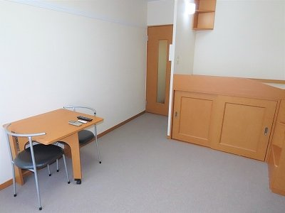 レオパレス諏訪形の居間・リビング|ハイベッドタイプのお部屋です