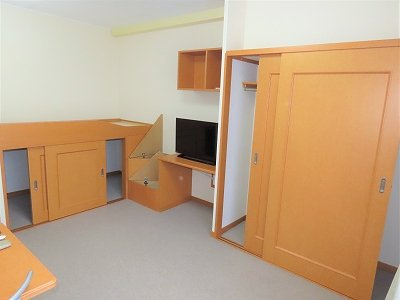 レオパレス諏訪形の内装|クローゼット、ベッド下収納あり