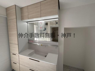 【独立洗面台】 | 神戸市垂水区塩屋台1丁目　新築戸建　仲介手数料無料！ | 独立洗面台、小物を置くことができて便利です