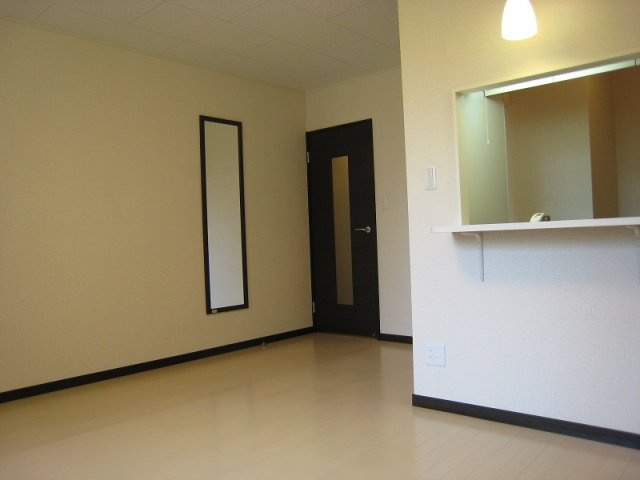 レオネクスト輝の居間・リビング|カウンターキッチンです