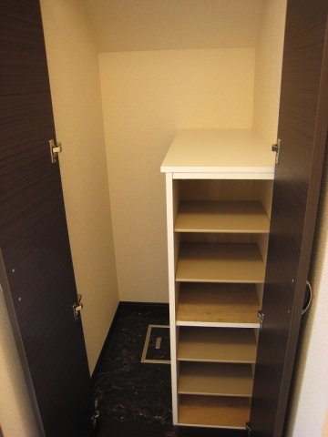 レオネクスト輝の玄関|階段下のスペースを使ったシューズボックスです