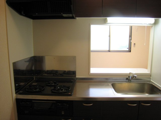 レオネクスト輝のキッチン|明るく広いカウンター・システムキッチン。収納のたっぷりです。