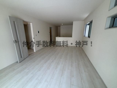 【居間・リビング】 | 神戸市垂水区名谷町　新築戸建2号棟　仲介手数料無料！ | ゆったり過ごせるリビングです
