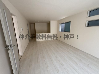 【居間・リビング】 | 神戸市垂水区名谷町　新築戸建2号棟　仲介手数料無料！ | ゆったりとした居間です