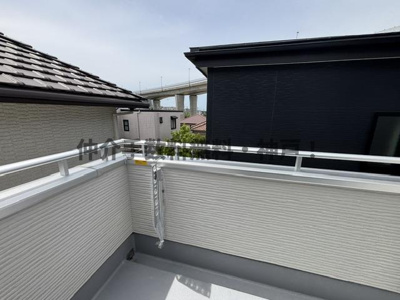 【バルコニー】 | 神戸市垂水区名谷町　新築戸建2号棟　仲介手数料無料！ | バルコニーからの眺めを楽しみながら食事をしませんか