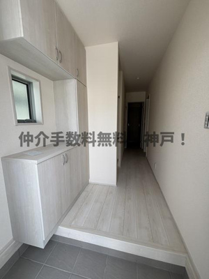 【玄関】 | 神戸市垂水区名谷町　新築戸建2号棟　仲介手数料無料！ | シンプルで使いやすい玄関です