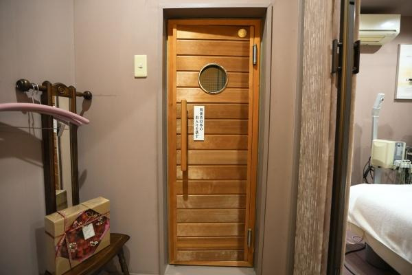 八幡店舗付中古のその他|エステルームの奥にはサウナが付いており、木の温もりに包まれた、心地よい空間を味わえます。サウナで日々の疲れを癒し、至福のひとときをお楽しみいただけます。