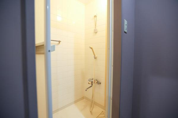 八幡店舗付中古の独立洗面台|エステルームとシャワールームが近いため、移動もスムーズ。時間を無駄にすることなく、スピーディにリフレッシュして、さらにリラックスしたエステタイムをお楽しみいただけます。