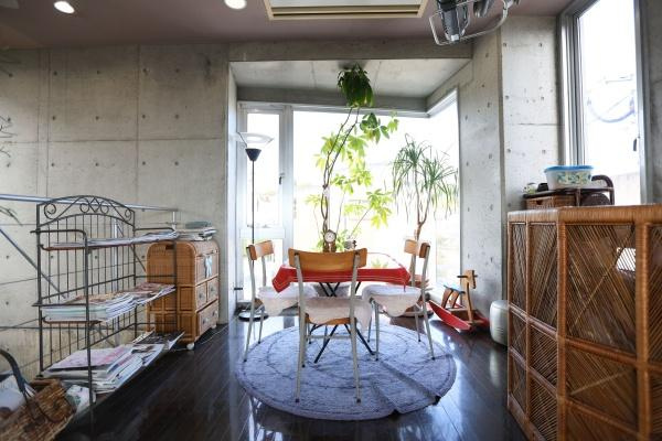 八幡店舗付中古の洋室|大きな窓からたっぷりと光が入り明るさを感じられます。観葉植物などを置くのに適した空間です。家具のレイアウトがしやすい広さがあります。