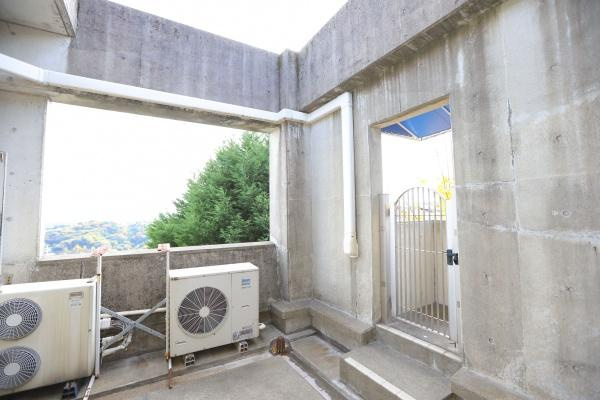 八幡店舗付中古のその他|コンクリート打ちっぱなしのつくりが特徴的なスペースです。目の前には緑が広がり眺望も楽しめます。