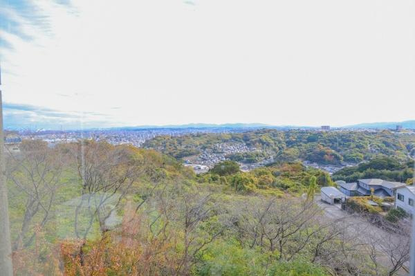 八幡店舗付中古のその他|窓から広がる眺望が魅力的です。遠くの山並みや街並みが一望できます。開放感のある現地からの景色を楽しめます。季節ごとの移ろいも感じられる自然豊かな風景です。