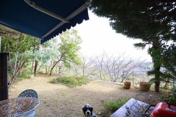 八幡店舗付中古の庭|広々とした庭があり季節ごとに異なる景色を楽しめます。自然に囲まれた落ち着いた空間です。日除けも設置されていて快適に過ごせます。柵もあり安心感があります。