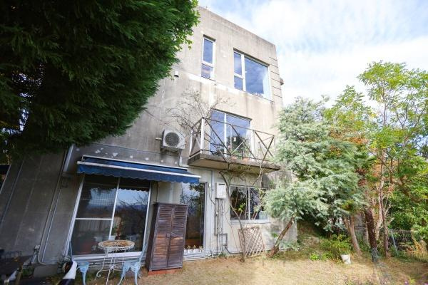 八幡店舗付中古のその他|コンクリート造の個性的な外観が目を引きます。バルコニー付きの窓があり開放感を感じられます。周囲は緑豊かで自然を感じられる立地です。屋外スペースも活用しやすいです。