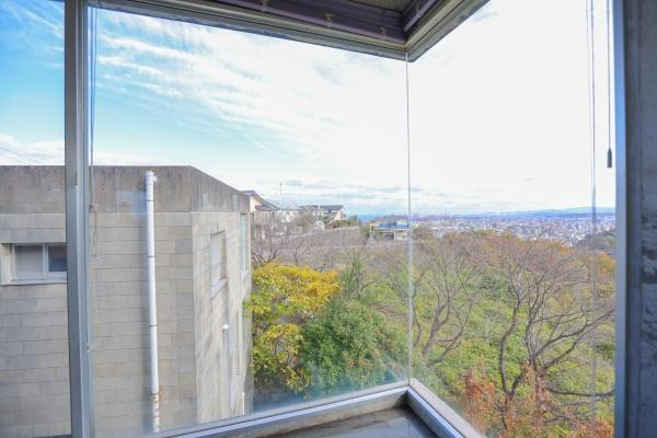 八幡店舗付中古のその他|大きな窓から遠くの街並みまで見渡せる眺望が広がっています。豊かな緑が四季折々の表情を楽しませてくれます。開放感のある景観が室内に広がります。落ち着いた雰囲気を感じさせる一枚です。