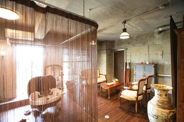 八幡店舗付中古の居間・リビング|落ち着いた雰囲気のリビングが広がっています。天井はコンクリート打ちっぱなしでインダストリアルな印象が感じられます。