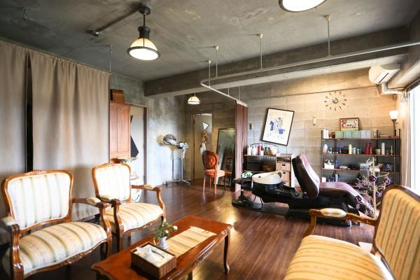 八幡店舗付中古の居間・リビング|木目調の床が特徴的です。天井や壁の質感が空間に独自のアクセントを加えています。オシャレな照明が映える空間。リビングが一体感を持ち、洗練された雰囲気にまとまっています。