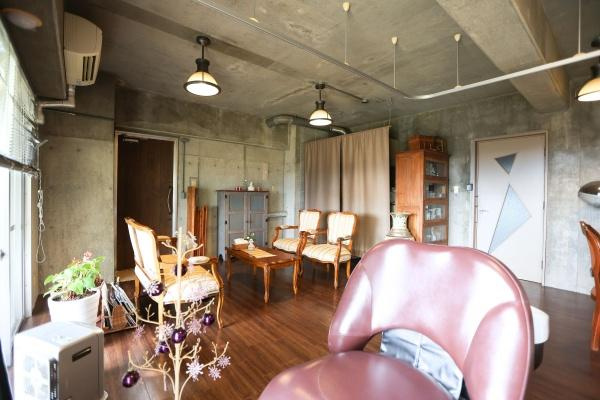 八幡店舗付中古の居間・リビング|コンクリート打ちっぱなしの壁と天井が特徴的なリビングです。開放感のある窓からの採光で室内が明るく保たれています。