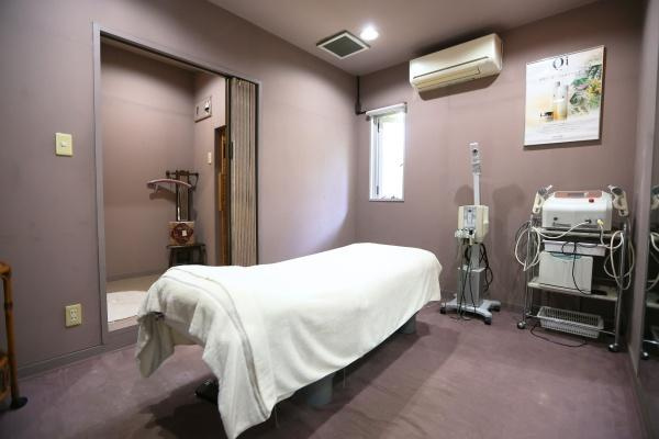 八幡店舗付中古の洋室|洋室は落ち着いた色合いの内装でリラックスしやすい空間となっています。天井には換気口が設置され快適な空気環境が保たれます。窓からは自然光も入るので明るさも十分です。