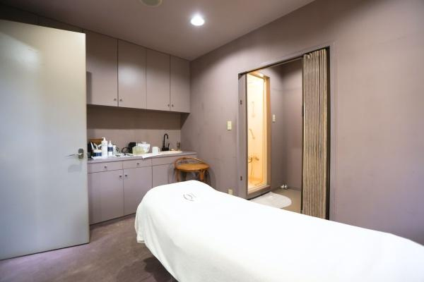 八幡店舗付中古の洋室|洋室は淡い色合いの壁で落ち着いた印象です。室内は照明が明るく清潔感があります。奥にはシャワールーム・脱衣室・サウナも確保されています。