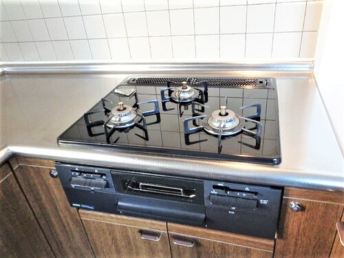 バルミー高須の設備|三ツ口ガスコンロ・グリル　※2025年7月撮影