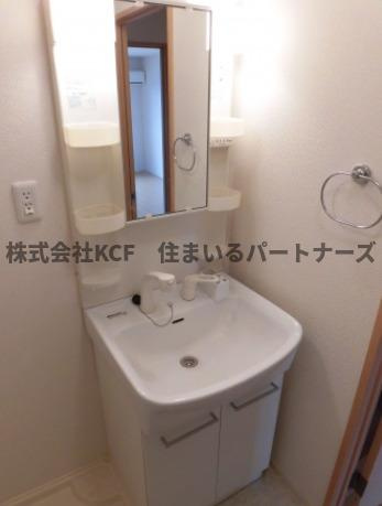 ガーデンヒルズ荒木の洗面所|ゆったりとスペースのある洗面所