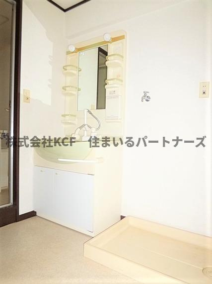 プルミエ国分の独立洗面台|独立洗面台、小物を置くことができて便利です