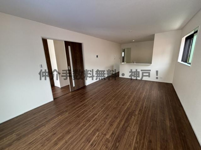 【居間・リビング】 | 神戸市垂水区名谷町　新築戸建3号棟　仲介手数料無料！ | こちらのリビングで趣味の時間をお楽しみください