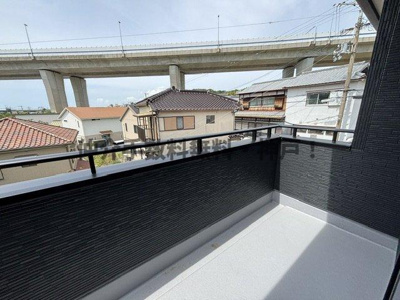 【バルコニー】 | 神戸市垂水区名谷町　新築戸建3号棟　仲介手数料無料！ | お洗濯にも便利なバルコニー付き