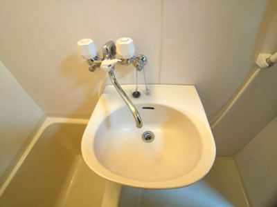 【洗面所】 | レオパレスＭ＆ＭⅡ | 鏡を備え　準備のしやすい洗面台