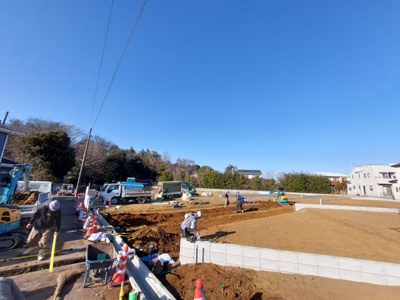 【外観】 | 大野町2丁目　10区画分譲地　④号地 | 前面道路と分譲地
※造成工事中