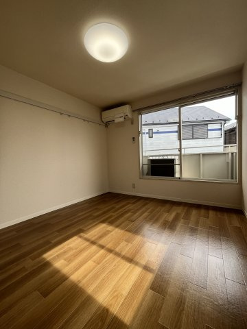 カルム桜新町Cの居間・リビング|2階角部屋のワンルーム♪