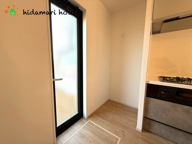 上尾市原市17期　新築戸建　KEIAIGRACE01の設備|勝手口　キッチン奥