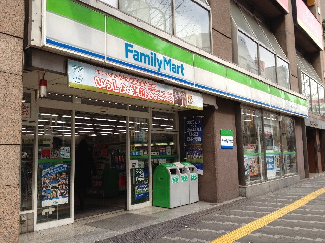 サンパレスの周辺|ファミリーマート新宿靖国通り店まで778ｍ