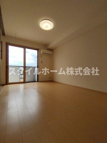 モナリエシラカワの居間・リビング|同建物内別部屋の写真です。