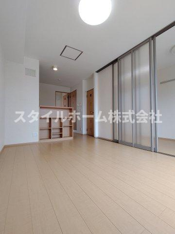 モナリエシラカワの居間・リビング|同建物内別部屋の写真です。