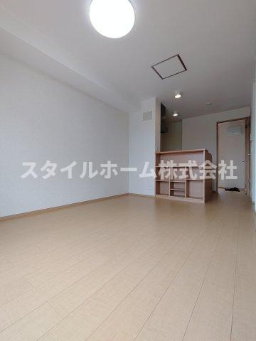 モナリエシラカワの居間・リビング|同建物内別部屋の写真です。