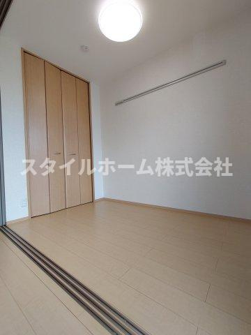 モナリエシラカワの居間・リビング|同建物内別部屋の写真です。