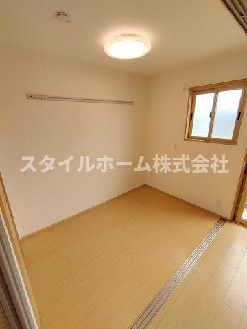 モナリエシラカワの居間・リビング|同建物内別部屋の写真です。