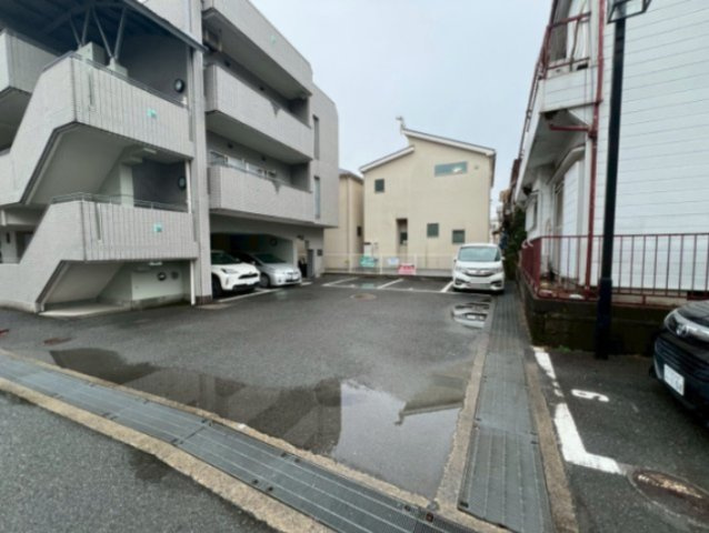 メゾンアベニールの駐車場