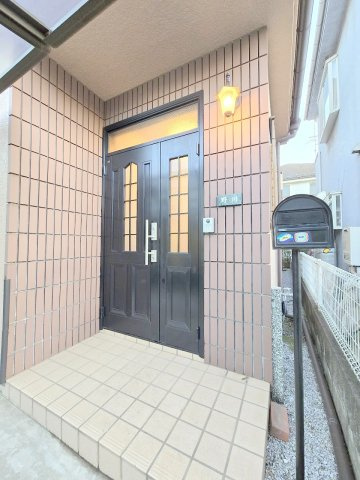 武蔵村山市残堀2丁目　中古戸建の玄関