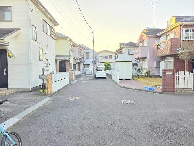 武蔵村山市残堀2丁目　中古戸建の前面道路含む現地写真